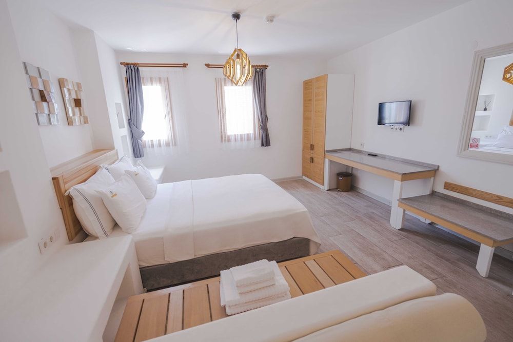 White Orange Deluxe Double Room 32