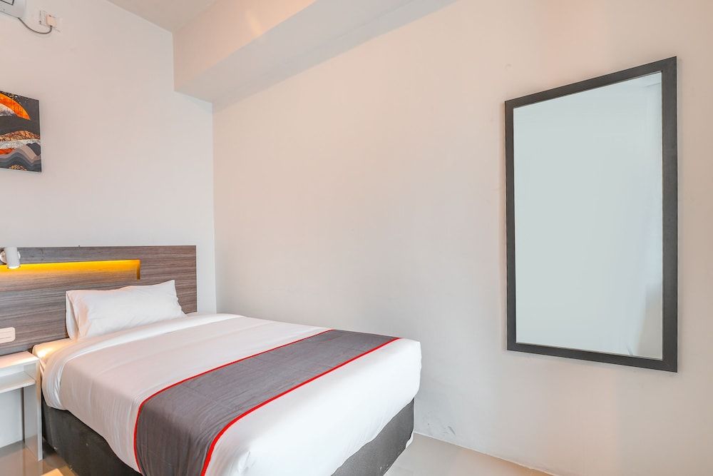 SUPER OYO Collection O 16 Vittoria Residence Deluxe Twin Room 3