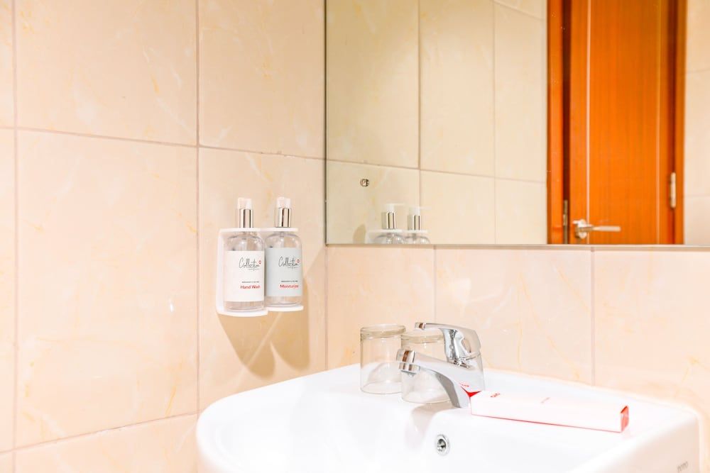 SUPER OYO Collection O 16 Vittoria Residence Deluxe Twin Room 11