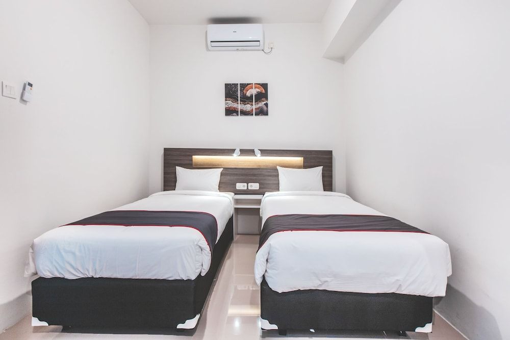 SUPER OYO Collection O 16 Vittoria Residence Deluxe Twin Room 2