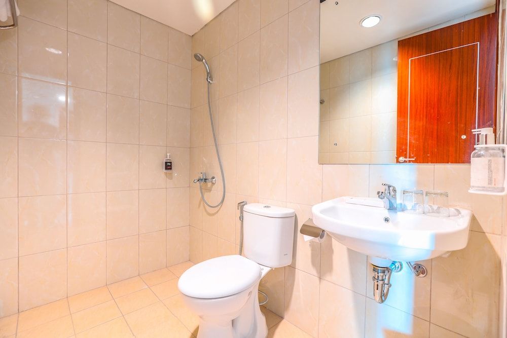 SUPER OYO Collection O 16 Vittoria Residence Deluxe Double Room 9