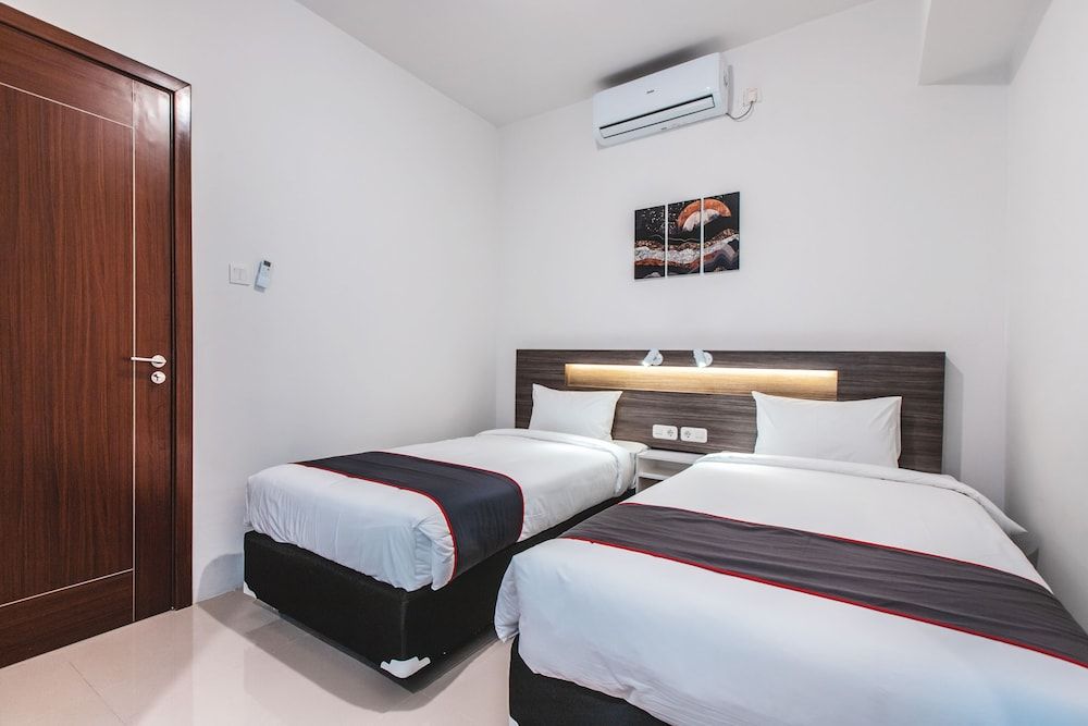 SUPER OYO Collection O 16 Vittoria Residence Deluxe Twin Room 4