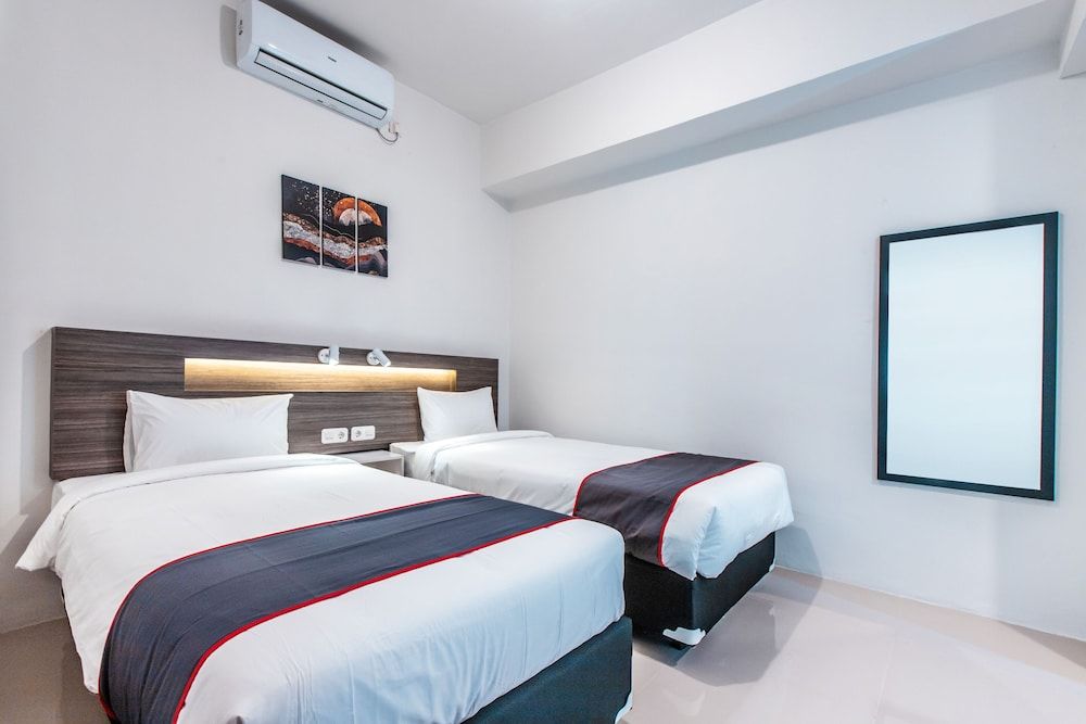 SUPER OYO Collection O 16 Vittoria Residence Deluxe Twin Room 12