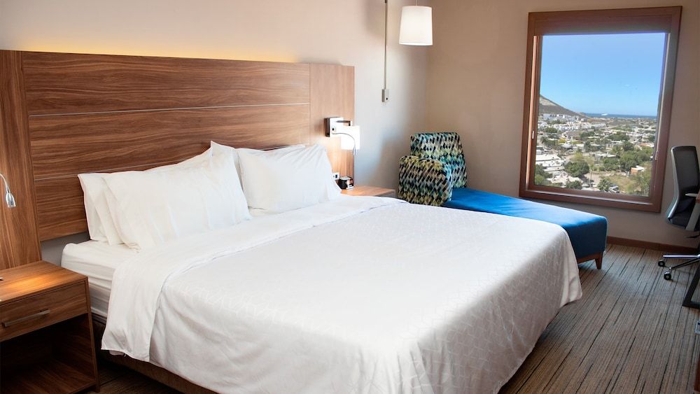 Standard Room, 1 King Bed, Pool View