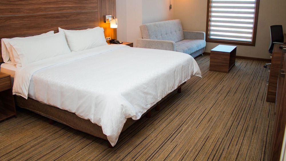Suite, 1 King Bed (Top Floor)