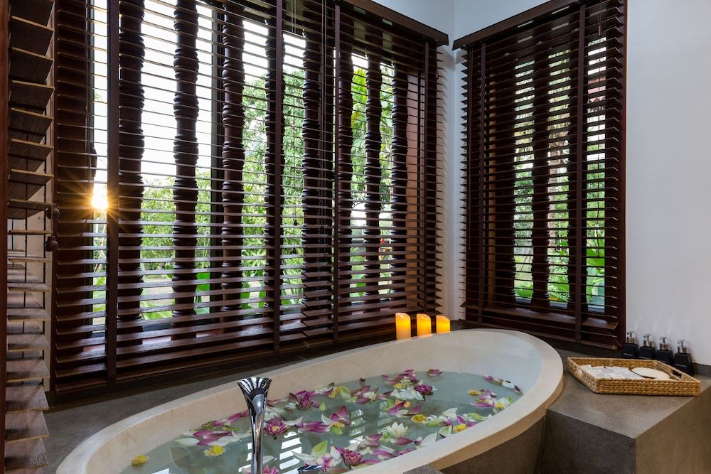 Deep soaking bathtub