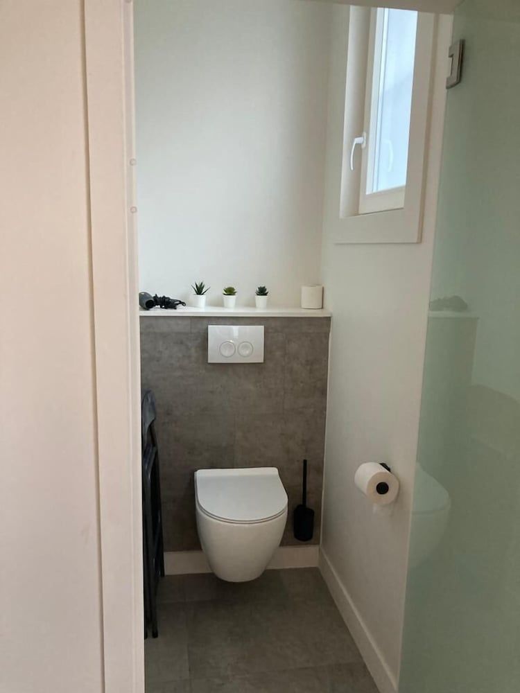 D28 Basic Double Room 4