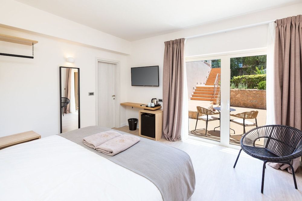Deluxe Double Room, Garden View