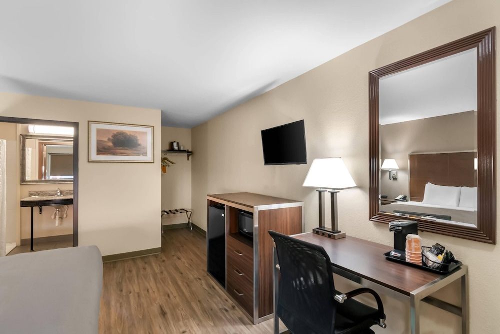 Quality Inn Waterbury East Room, 1 King Bed, Accessible, Non Smoking 3