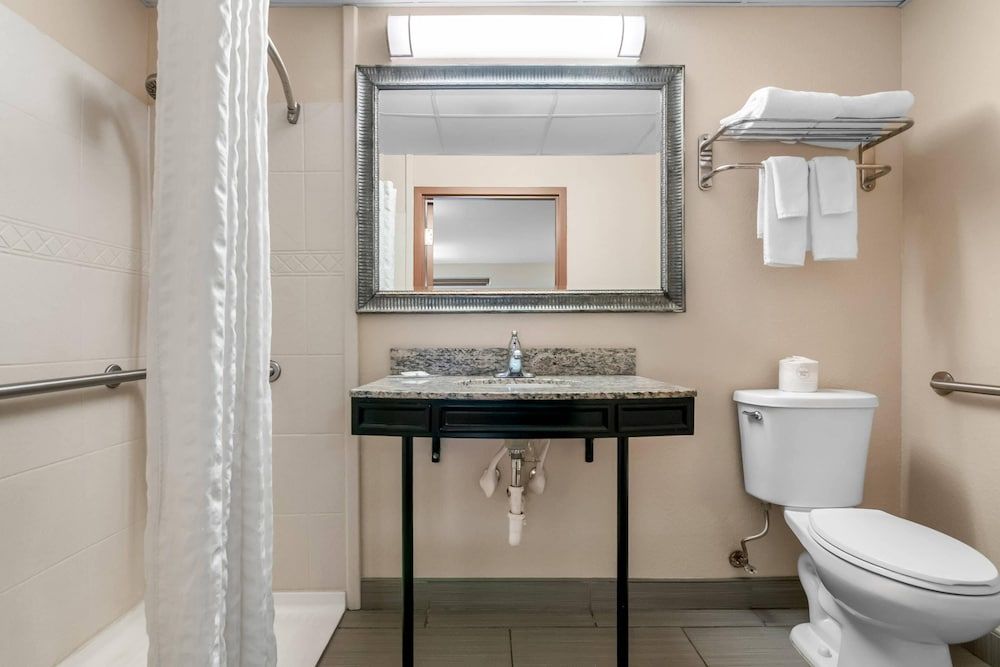 Quality Inn Waterbury East Room, 1 King Bed, Accessible, Non Smoking 2