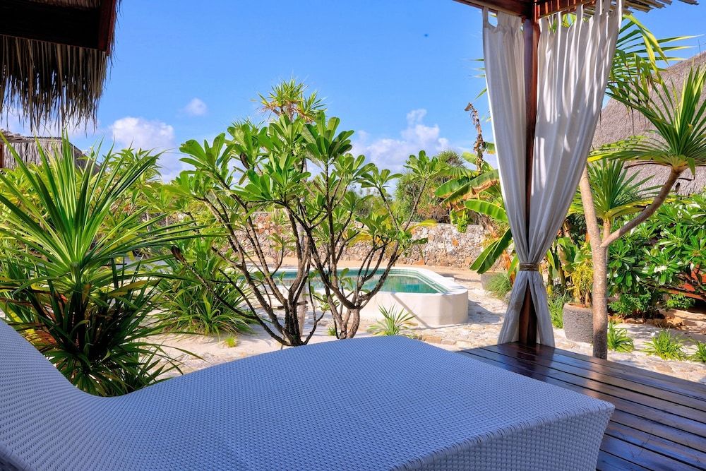 Loedi Bungalows Rote Deluxe Bungalow, 1 Queen Bed, Pool View, Garden Area 8