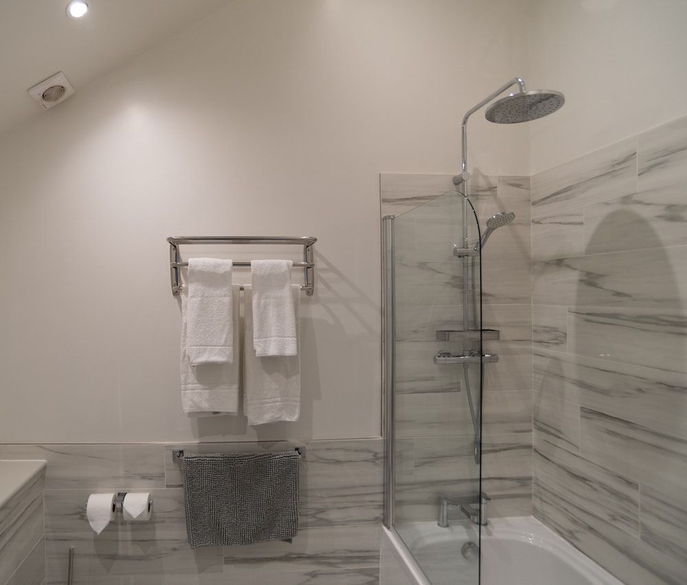 MJP @ The Shepherds Deluxe Double or Twin Room, Ensuite, Courtyard View 7