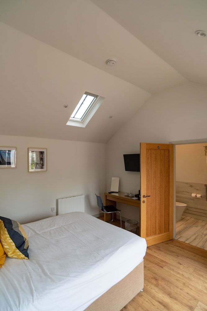 MJP @ The Shepherds Deluxe Double Room, Ensuite, Courtyard View 10