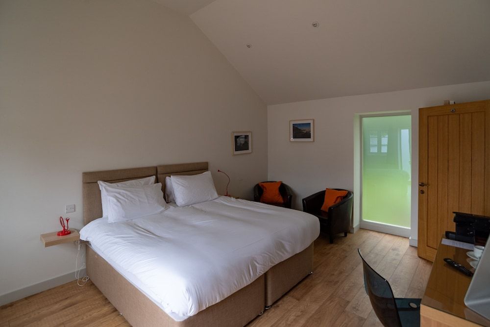 MJP @ The Shepherds Deluxe Double or Twin Room, Ensuite, Courtyard View 3