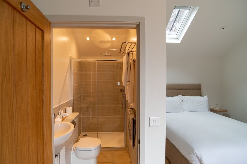 MJP @ The Shepherds Deluxe Double Room, Ensuite, Courtyard View 6