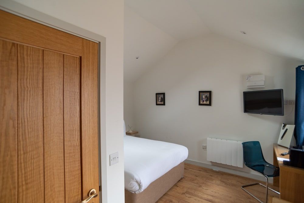 MJP @ The Shepherds Deluxe Double Room, Ensuite, Courtyard View 11