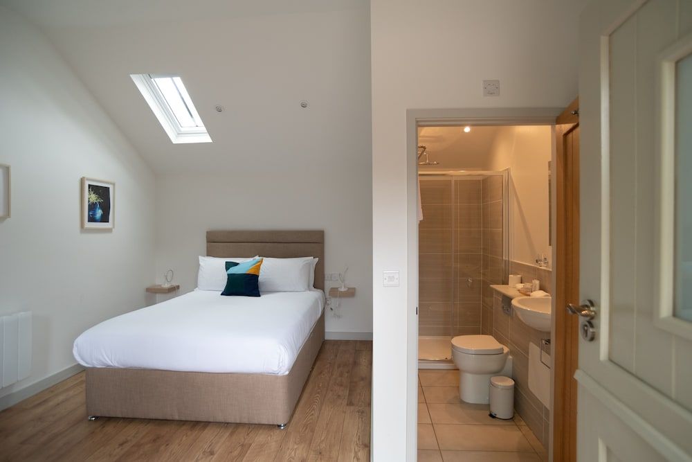 MJP @ The Shepherds Deluxe Double Room, Ensuite, Courtyard View 3