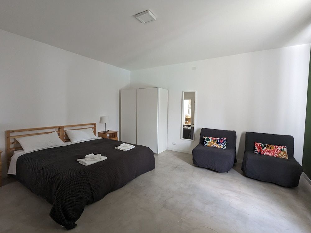 Artemisia Standard Double or Twin Room, Ensuite, Pool View 4