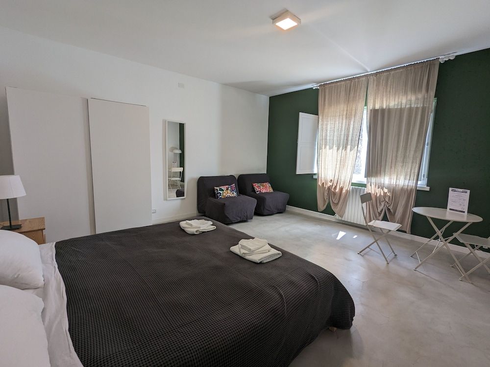 Artemisia Standard Double or Twin Room, Ensuite, Pool View 3