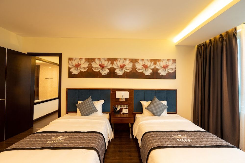 Eagle Hotel Deluxe Twin Room, City View 3