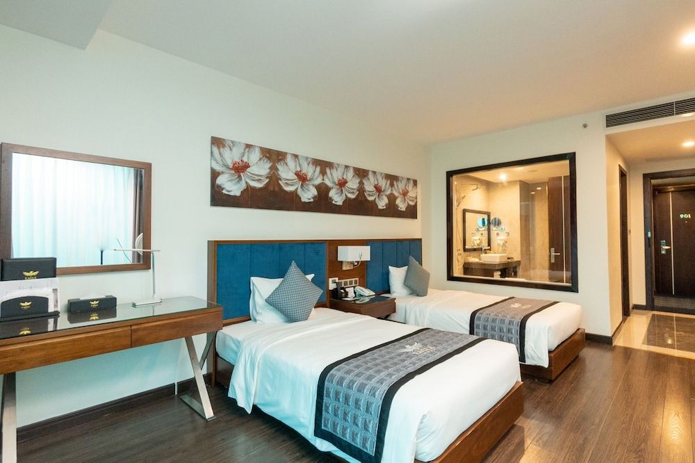 Eagle Hotel Deluxe Twin Room, City View 4