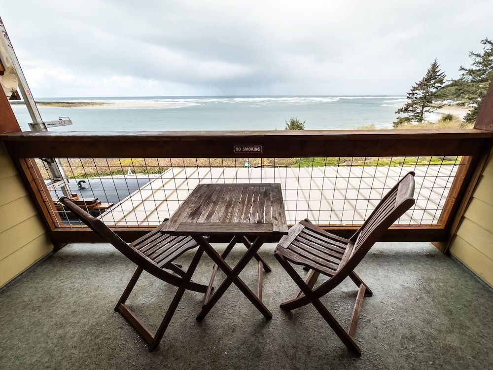 Terimore Bayfront Inn Queen Room with Balcony, Bay View 6