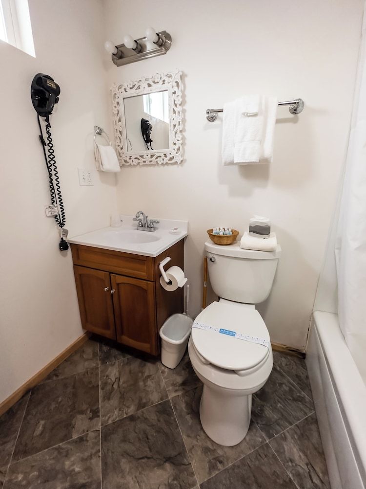 Terimore Bayfront Inn Two Bedroom Cabin with Kitchen 3