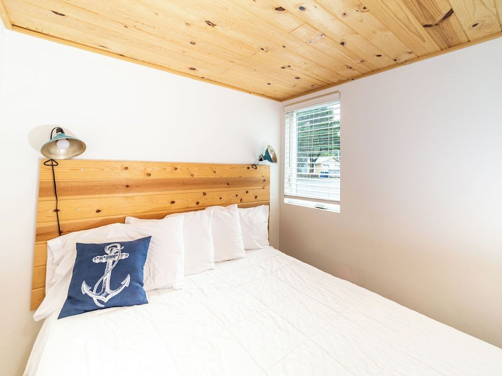 Terimore Bayfront Inn Two Bedroom Cabin with Kitchen