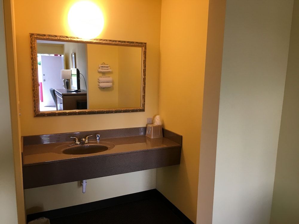 Budget Inn Tarboro Standard Double Room, 2 Double Beds, Refrigerator & Microwave 4