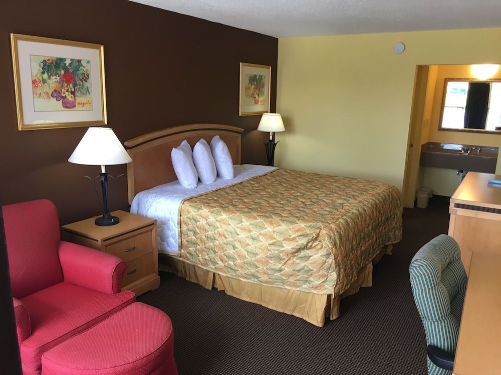 Budget Inn Tarboro Standard Single Room, 1 King Bed, Refrigerator & Microwave