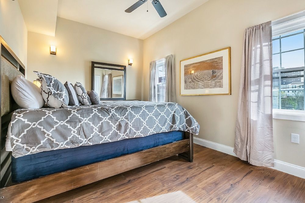2BD Spacious condo Steps from ST Charles