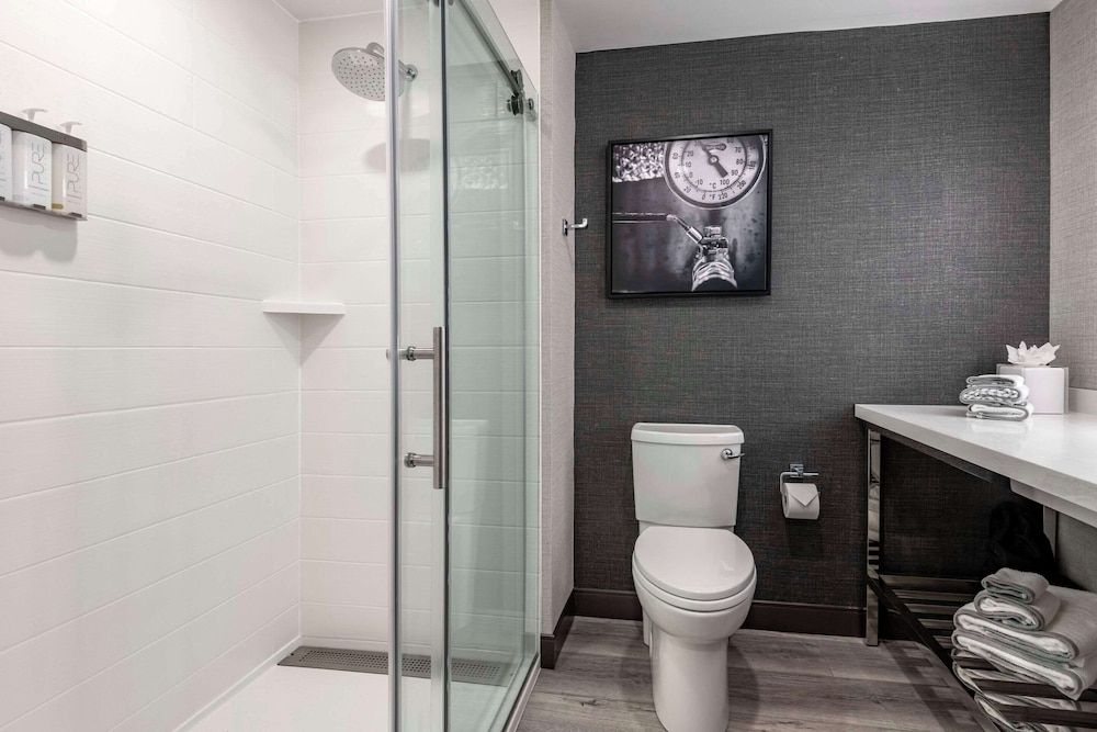 Cambria Hotel Portland Downtown-Old Port Suite, 1 King Bed, Non Smoking, Harbor View 2