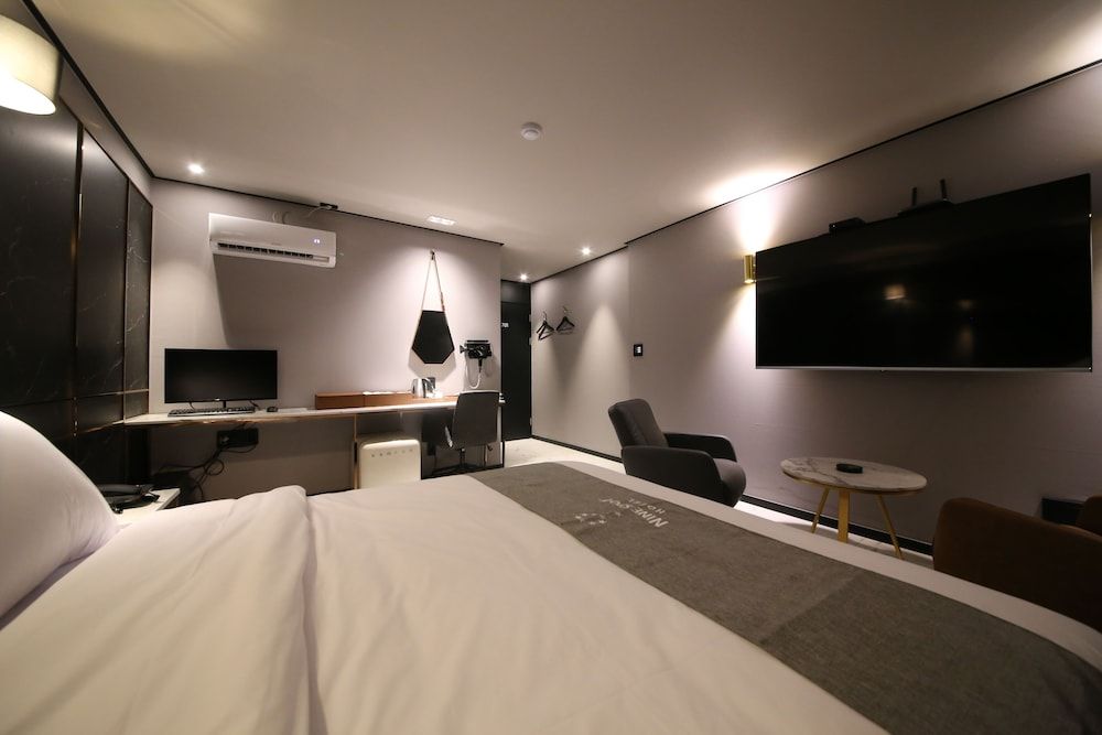 undefined Ninespot Hotel 7