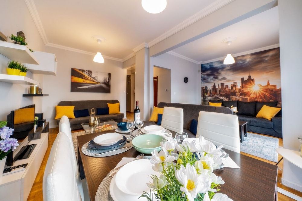 undefined Corona Deluxe Apt Must 8