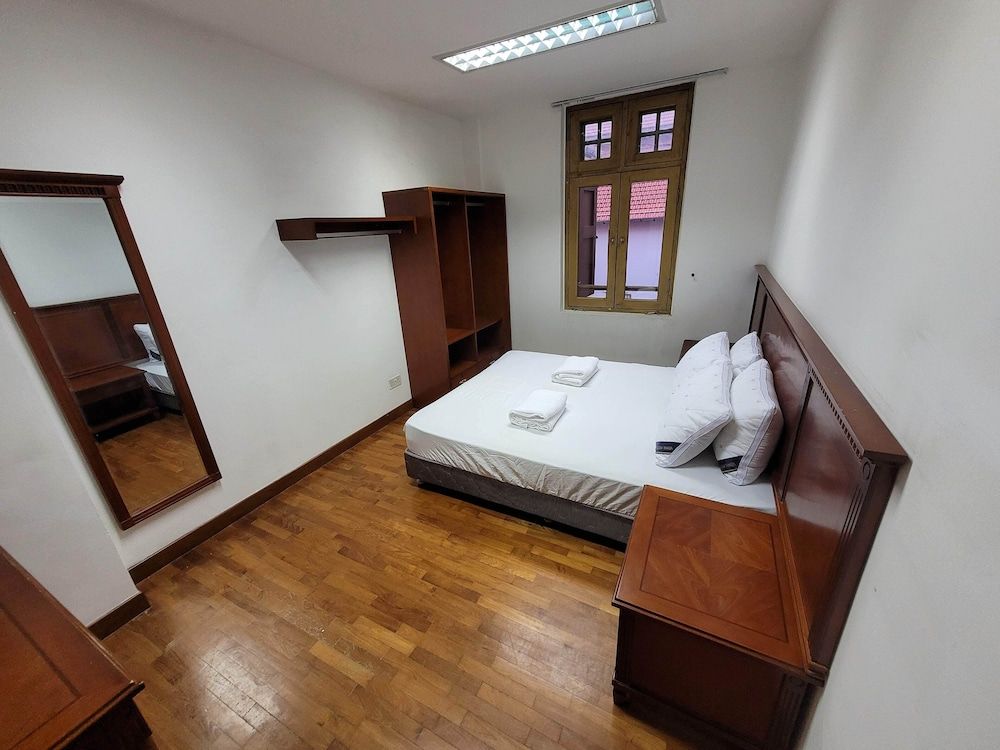 Standard Room, 1 Queen Bed, Non Smoking, Shared Bathroom