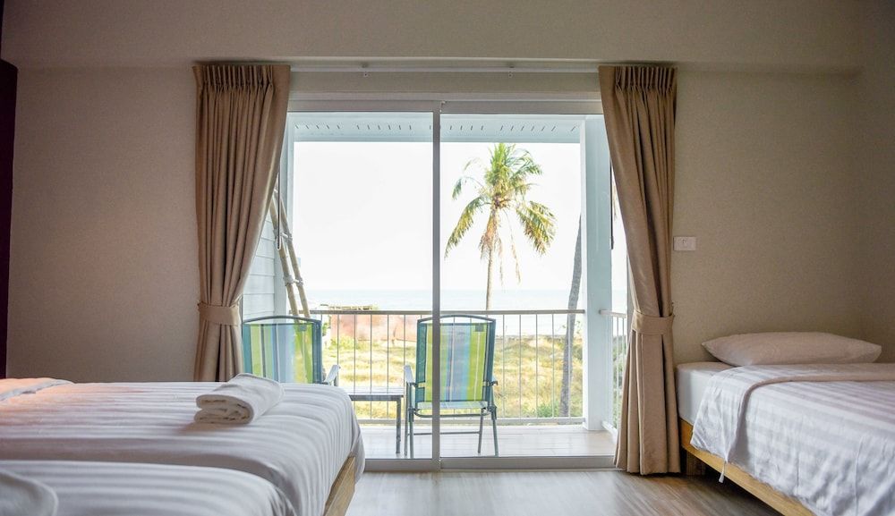 Seaman Resort Superior Triple with sea view 4