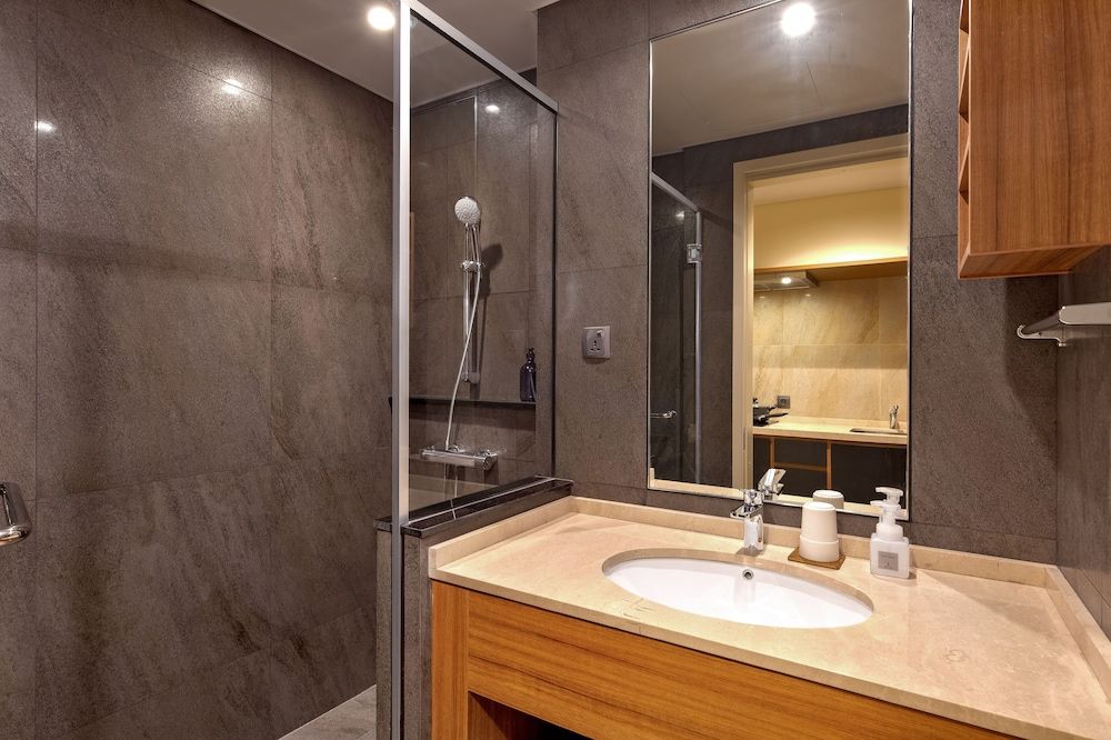 Isoras Cikarang Superior Single Room, Smoking 5