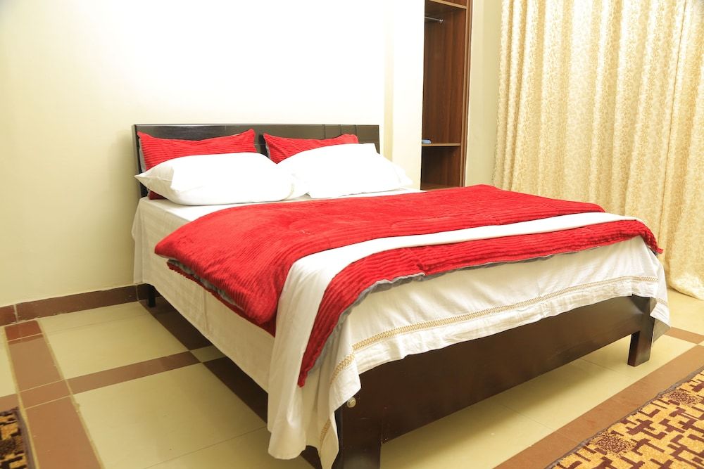 Airport Hotel Kampala - Entebbe Presidential Apartment, Kitchen, Lake View 5