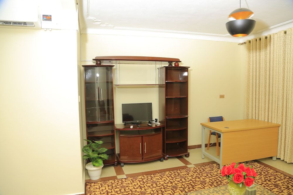 Airport Hotel Kampala - Entebbe Presidential Apartment, Kitchen, Lake View 12