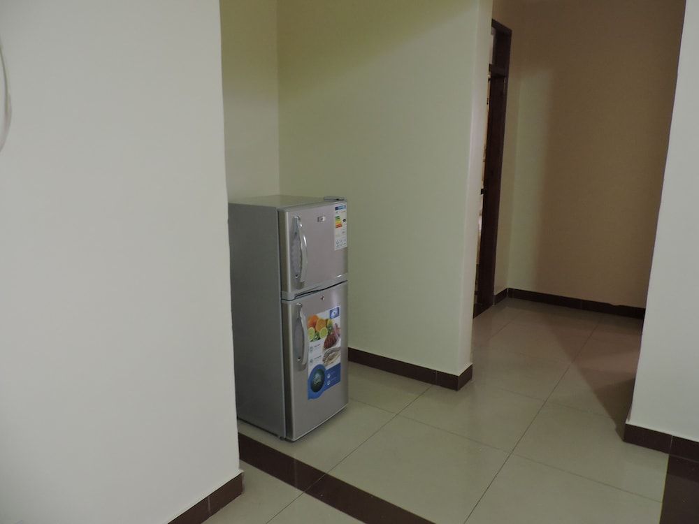 Airport Hotel Kampala - Entebbe Presidential Apartment, Kitchen, Lake View 10