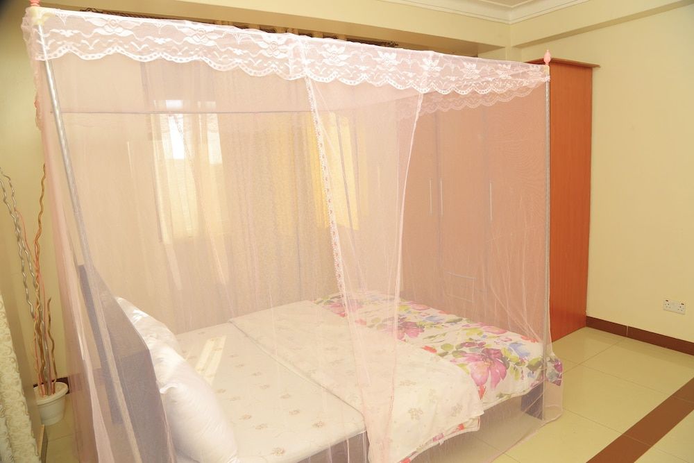 Airport Hotel Kampala - Entebbe Presidential Apartment, Kitchen, Lake View 13