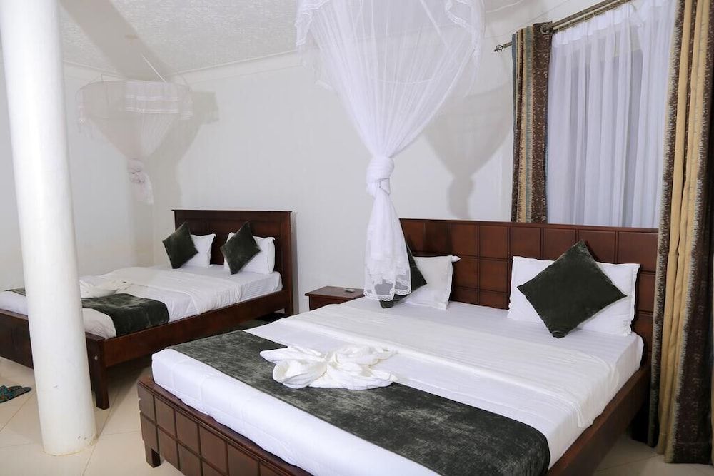Airport Hotel Kampala - Entebbe Presidential Apartment, Kitchen, Lake View 3