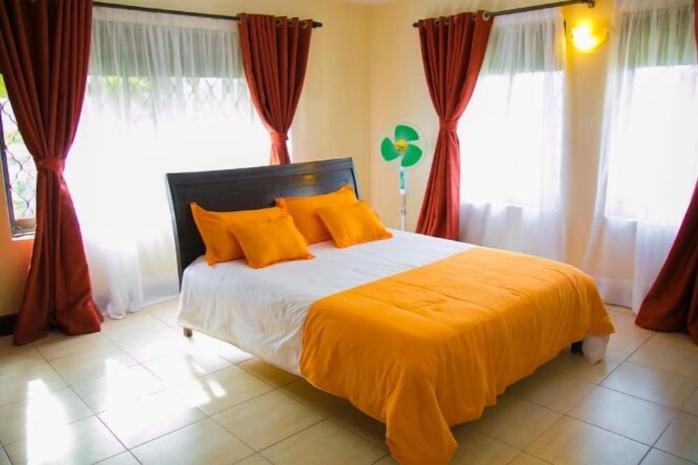 Airport Hotel Kampala - Entebbe Presidential Apartment, Kitchen, Lake View 2