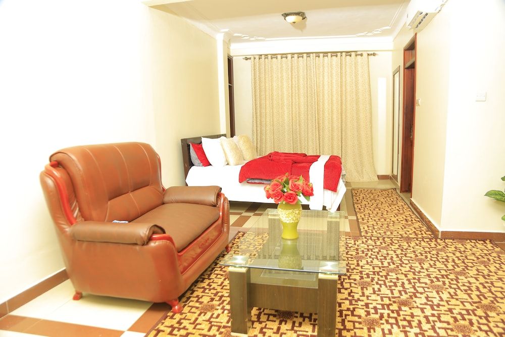 Airport Hotel Kampala - Entebbe Presidential Apartment, Kitchen, Lake View 4