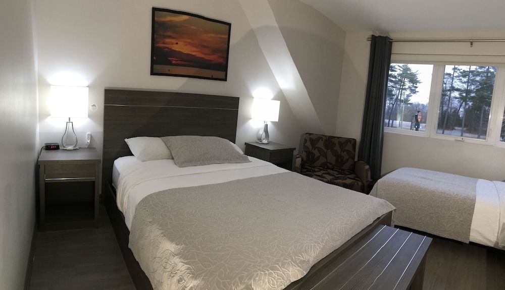 Amber Hotel Deluxe Room, Multiple Beds (1 Queen + 1 Twin) 2