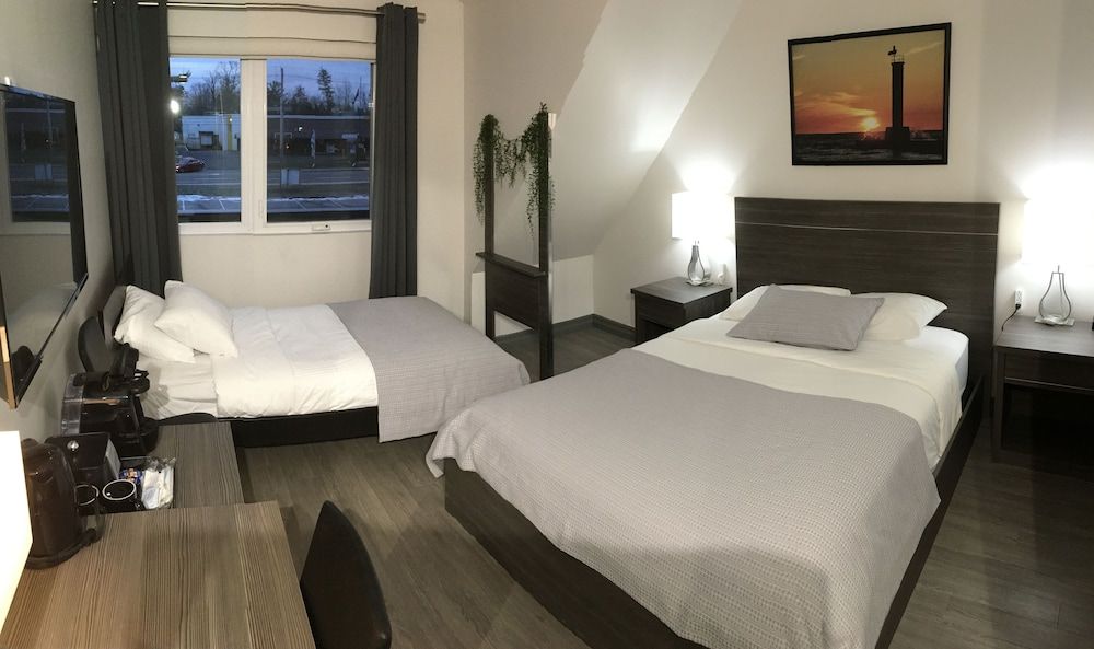 Amber Hotel Deluxe Room, Multiple Beds (1 Queen + 1 Twin) 3