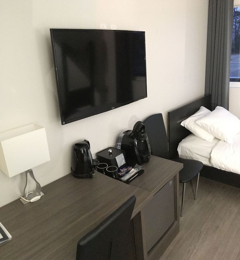 Amber Hotel Deluxe Room, Multiple Beds (1 Queen + 1 Twin) 7