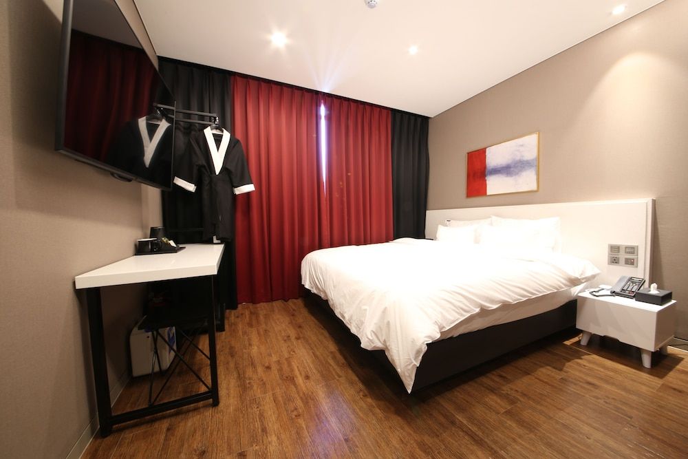 Zam 101 Hotel Standard Room 8