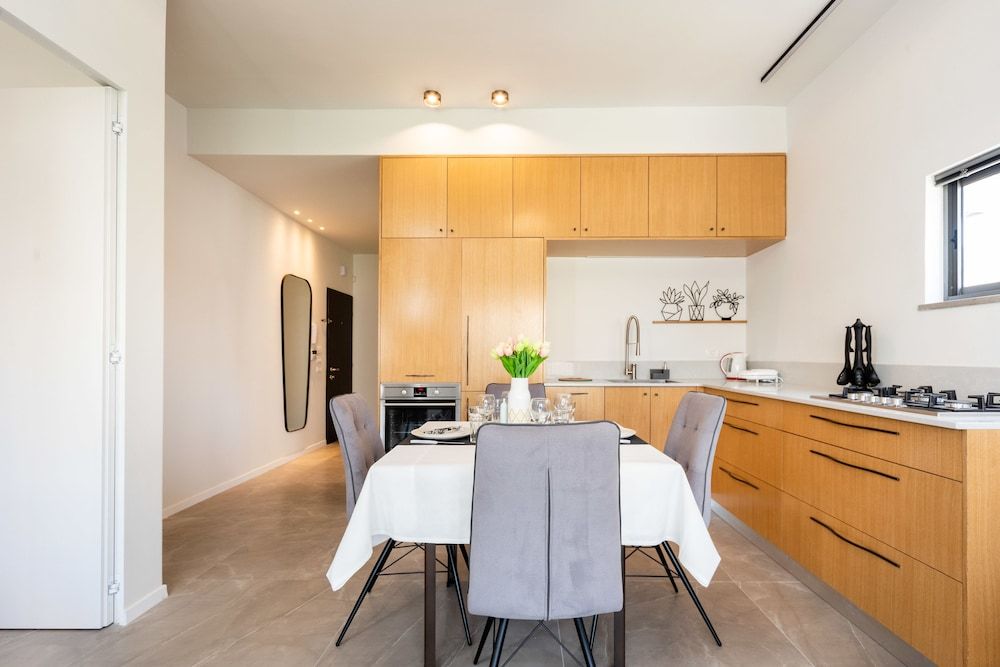 Stylish Apartment with Cozy Vibes by Sea N Rent Apartment, 2 Queen Beds, Non Smoking 10