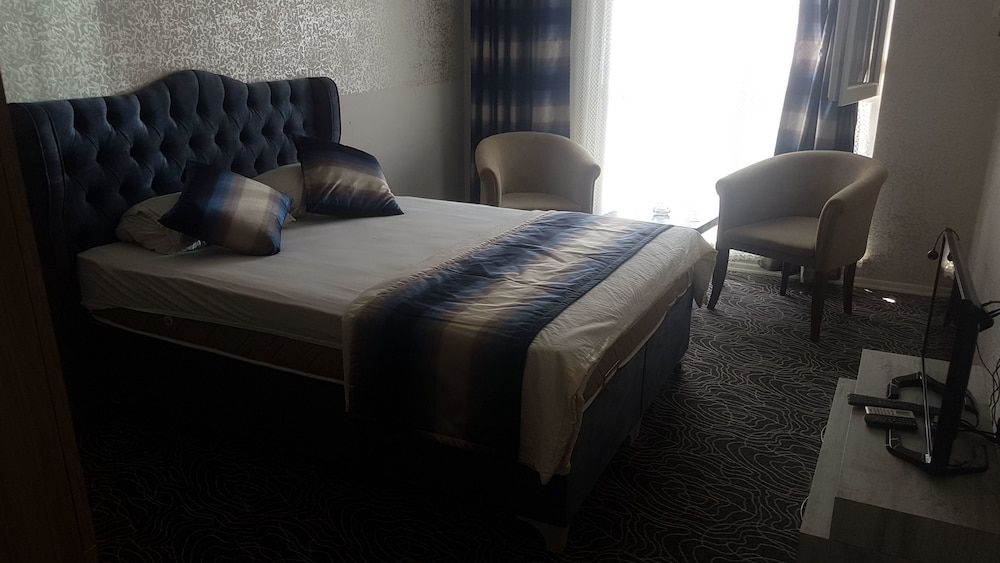 undefined Rental Suit 7